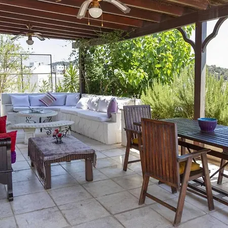 Hotel Comfortable Triplex 5 Min To The With Garden In 4*