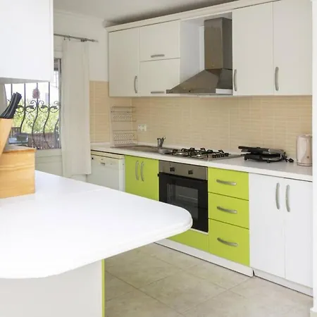 Comfortable Triplex 5 Min To The With Garden In ホテル