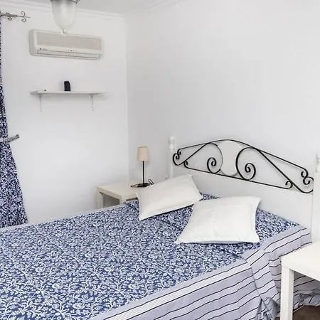 Comfortable Triplex 5 Min To The With Garden In ホテル