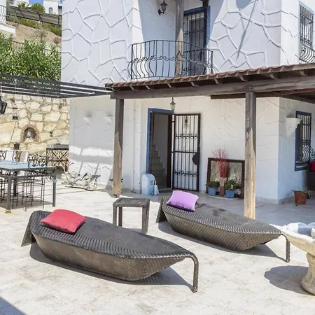 Comfortable Triplex 5 Min To The With Garden In ホテル 4*